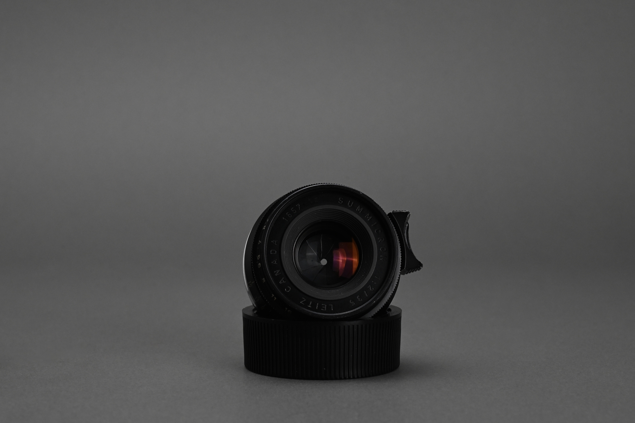 Picture of Leica Summicron-M 35mm f/2 Ver.1 8-element Canada Red Scale Black
