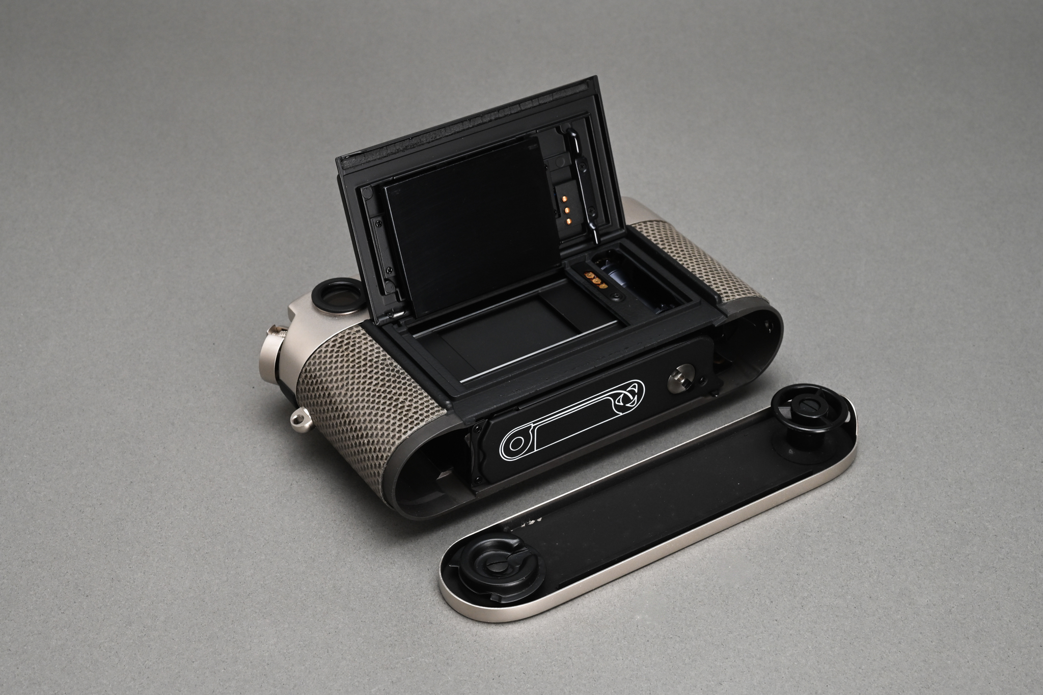 Picture of Leica M6 Platinum Set 150 Jahre Photography With Summilux-M 50mm f/1.4 Ver.2