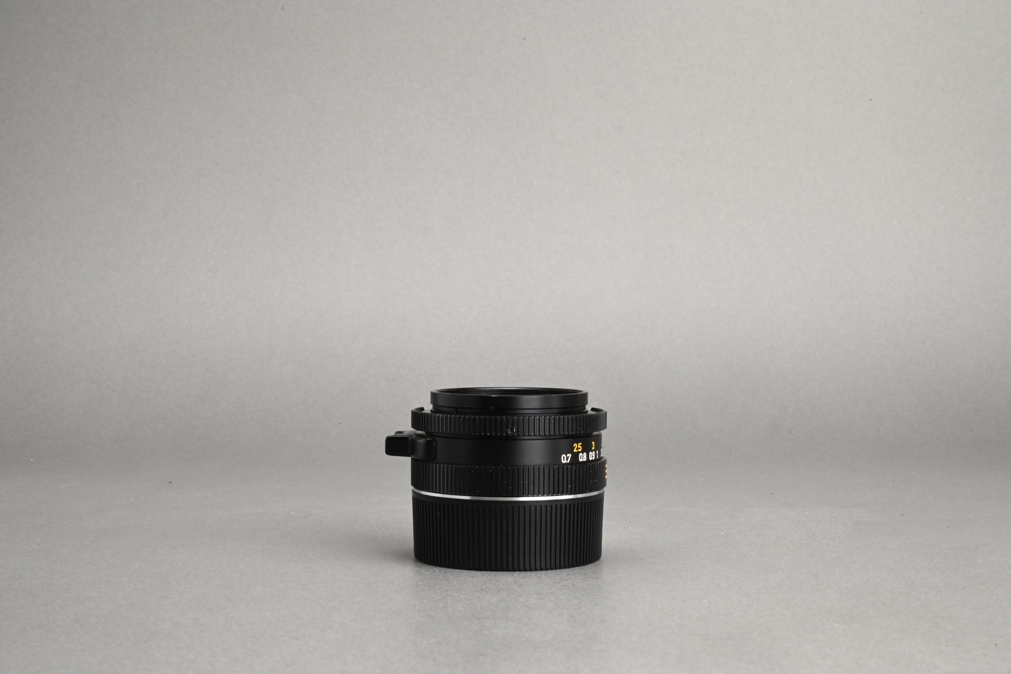 Picture of Leica Summicron-M 35mm f/2 Ver.4 Black King of Bokeh (KOB) 7-element Canada