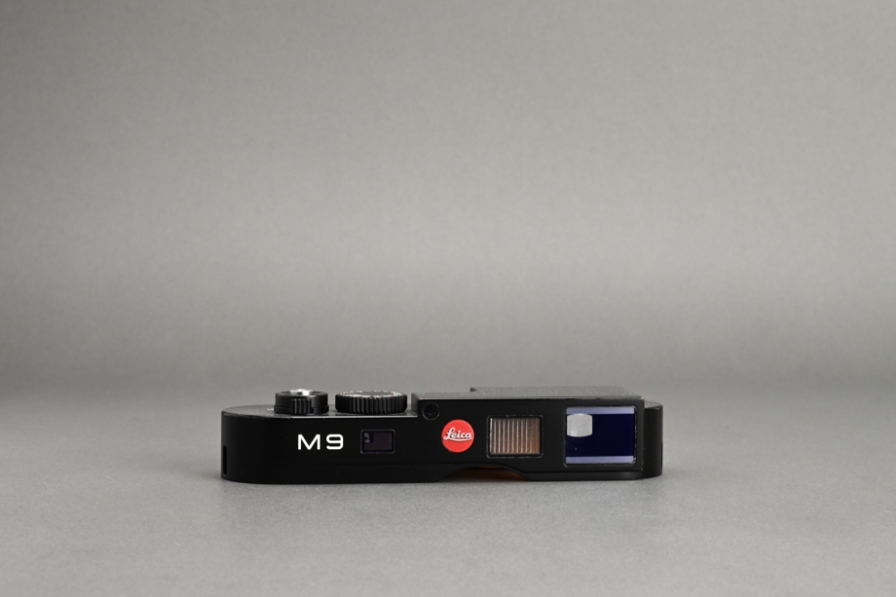 Picture of Leica M9 Blackpaint Top Plate Display
