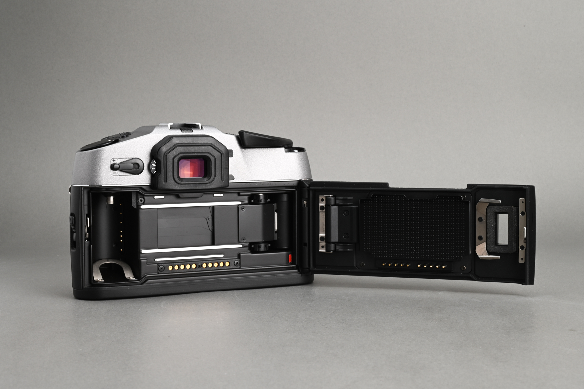 Picture of Leica R9 Grey Betriebsk. With Vintage Luigi Case