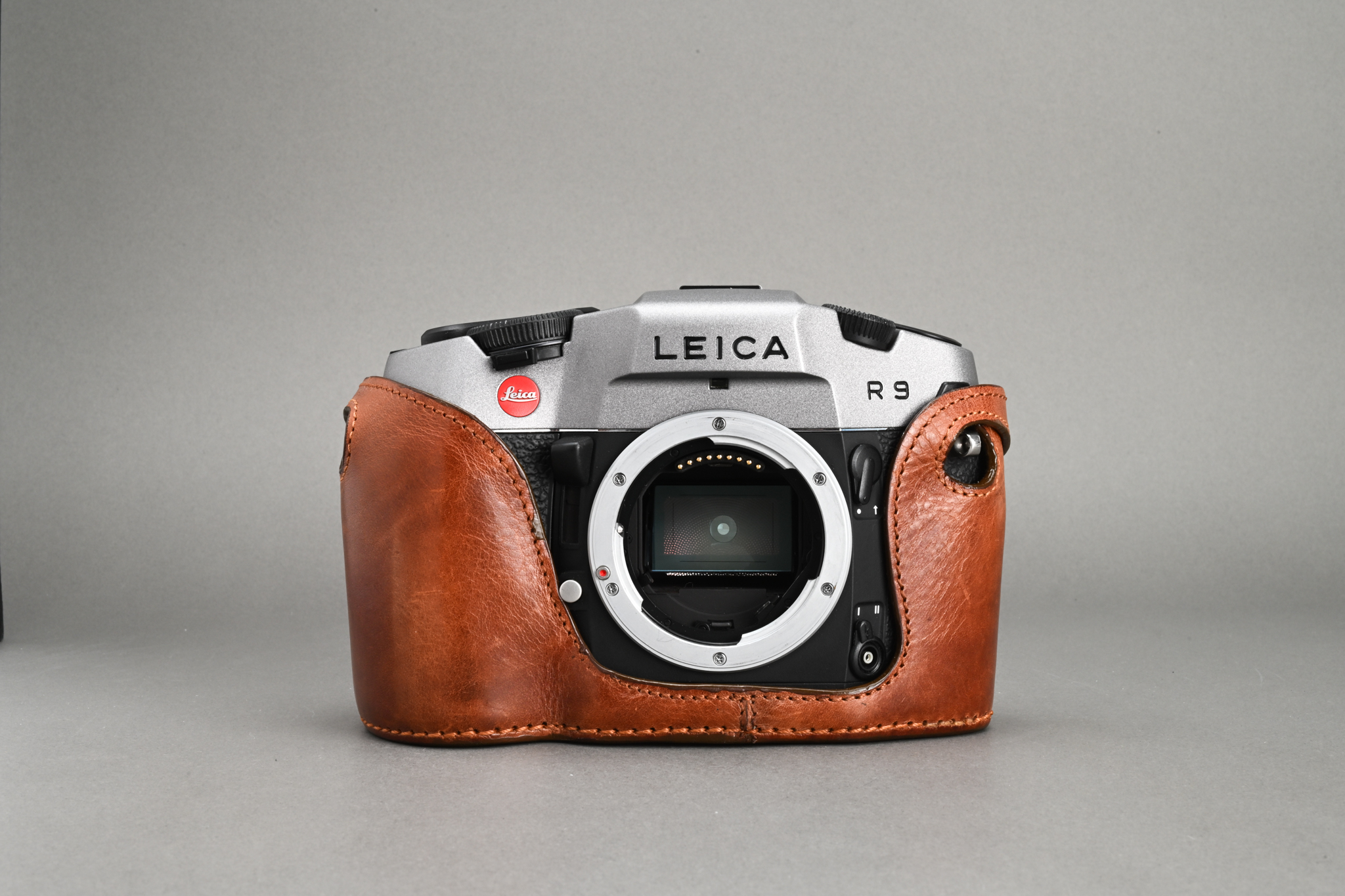 Picture of Leica R9 Grey Betriebsk. With Vintage Luigi Case