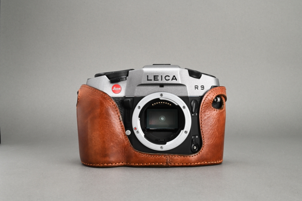 Picture of Leica R9 Grey Betriebsk. With Vintage Luigi Case