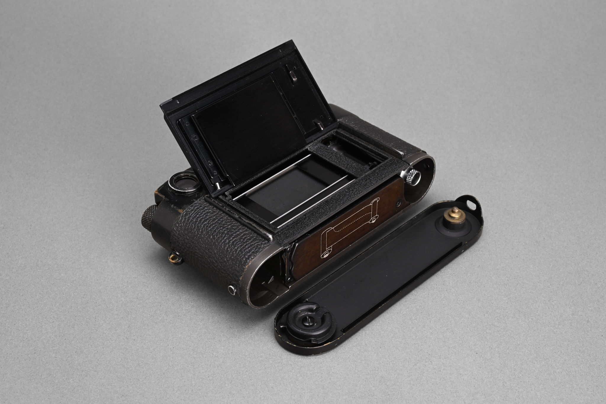 Picture of Leica M2 Button Original Black Paint