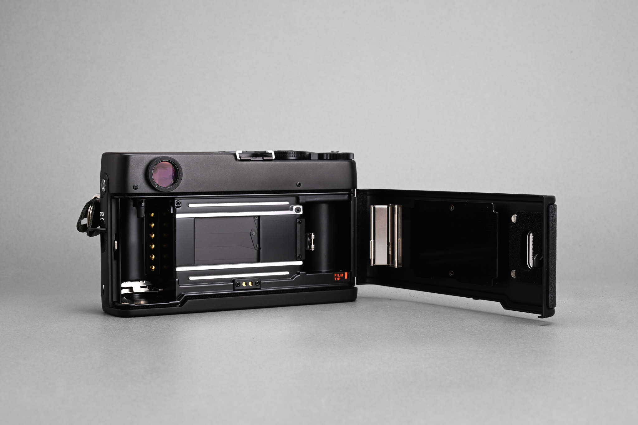 Picture of Konica Hexar RF Black with M-Hexanon 50mm f/2 Kit Set