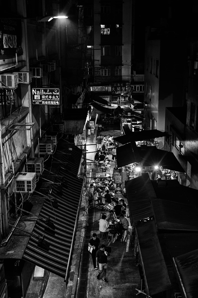 Black and white night photograph of a Hong Kong dai pai dong shot with a Leica Summicron 35mm f/2 8-element lens